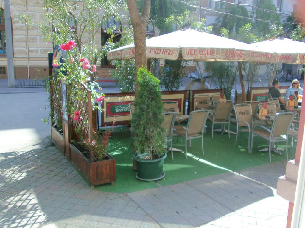 Hotel Piros Arany Panzió Kalocsa Exterior foto