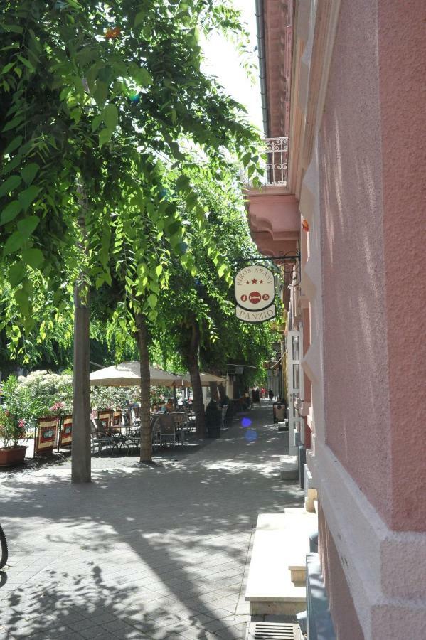 Hotel Piros Arany Panzió Kalocsa Exterior foto
